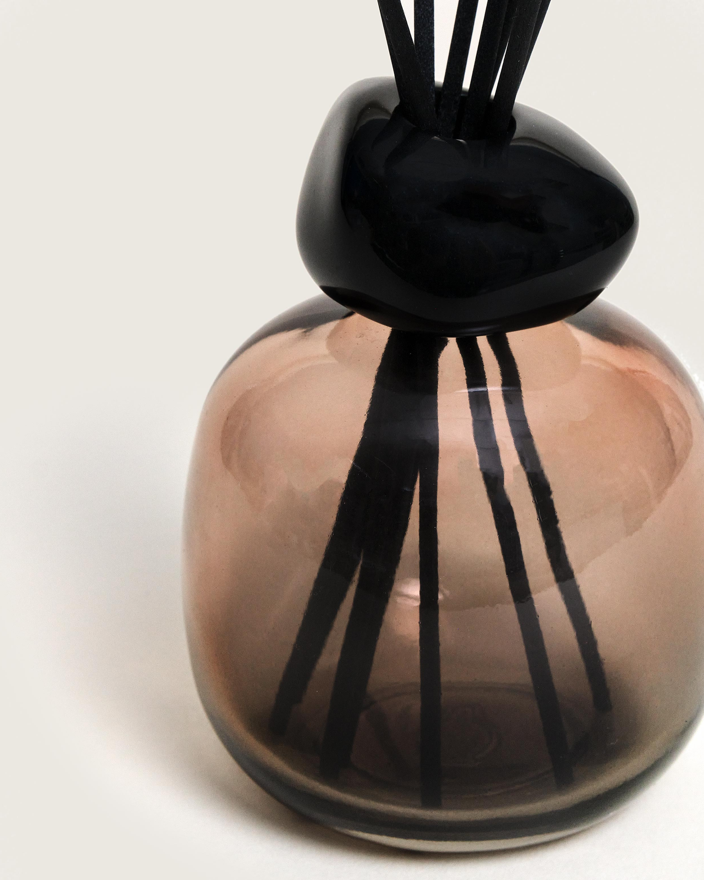 Mineral Nude Black Vanilla Magnificence Scented Bouquet Gift Set